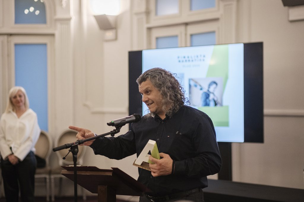 Floren Romero recibe el premio Libro Ateneo Riojano por El último hombre en Toribio